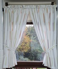 2 Gardinen Schals weiß mit Streifen Breite je 140 cm Länge 125 cm LADENAUFLÖSUNG