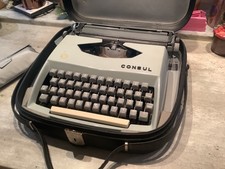 Consul Schreibmaschine im Koffer als Deko