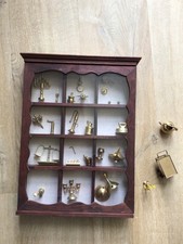 Schöner Setzkasten mit Glasscheibe und verschiedenen Messingteilchen