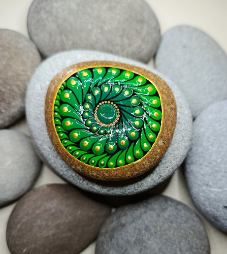 Bemalter stein mandala - bemalter,