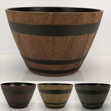 Blumenkübel im Eichenfass