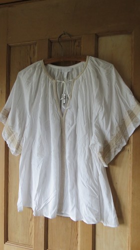 Brandneu mit etikett the white - brandneu,