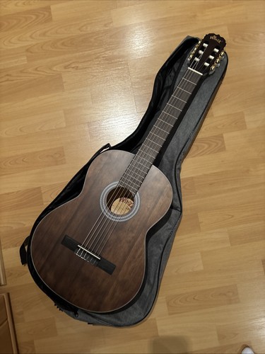 Gitarre dunkelbraun von - in,