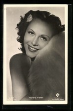 Ansichtskarte Schauspielerin Hertha Feiler lächelnd mit Brosche posierend 