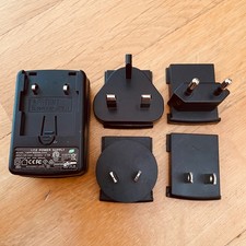 Reiseadapter Set auf USB A - kompatibles Set mit austauschbaren Stromsteckern