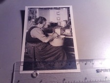 Altes Foto Frau in Küche bei