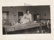 Vintage Foto Hübsche Frau Schneiderin auf dem Tisch Momentaufnahme 30er Jahre