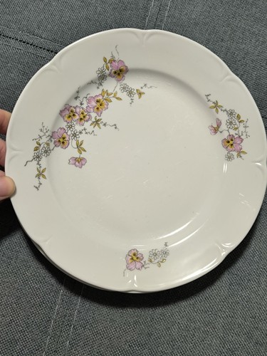 Teller mit zartem - , blumenmuster