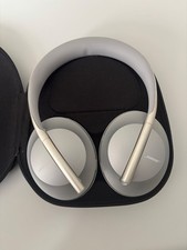 Bose NC 700 mit Schale und Kabeln in Silber