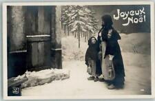 39790675 - Mutter und Kind mit Laterne Holzschuhe Joyeux Noel Weihnachten 