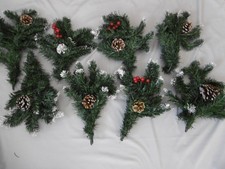 Künstliche   Tannenzweige   grün - weisse Spitzen - Zapfen  rote Beeren  8 Stück