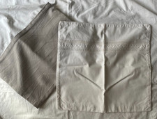 Tischläufer grau Baumwolle und antikes weißes Kissen mit Spitze