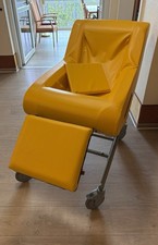 Cosy Chair Pflegerollstuhl–Rollsessel gelb mit Bezug