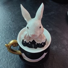 Osterhase in Teetasse (Alice
