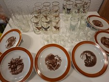 Gläser und Teller mit