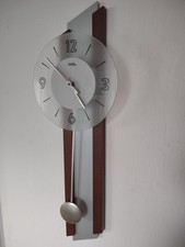Moderne Wanduhr mit Quarzwerk