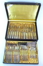 reichhaltiges Besteck in