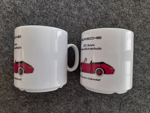 Zwei kaffee kakao becher mit - zwei, kaffee-/kakao-becher