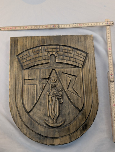 Handgeschnitzte holzwappen - handgeschnitzte,