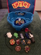Beyblade Burst Arena mit vielen Beyblads