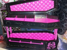 Monster High  Draculaura 's Bett mit Schmuckkasten SargBett T8006 Schmuck-Sarg