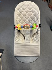 BabyBjörn Wippe, Grau, mit Aufsatz-Spielzeug