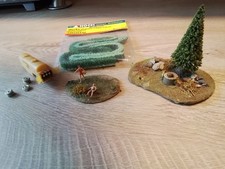 Spur HO Figuren Badende, Brunnen, Hecke und Fahrzeuganhänger