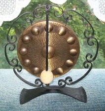 Tischgong mit Eisengestell von