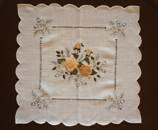 Deckchen Tischdecke 40x40 cm beige Polyester + Leinen, mit Stickerei Blumen