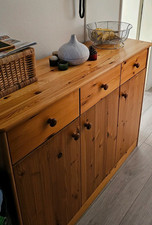 Kommode aus hellem Holz, 3