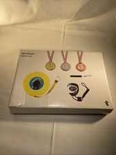 ? Medaillen. ?? Stoppuhr. Meter Maß. Trillerpfeife Kinderspielzeug