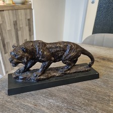 Bronze Tiger auf Sockel Signiert.  Sockel hat 2 kleine kaputte stellen. 