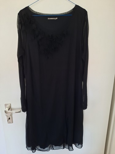 Schwarzes kleid mit tuch - schwarzes,