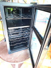 Getränkekühlschrank mit Glastür und mehreren Regalen 52L