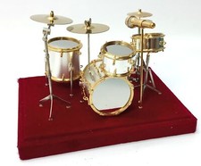1:12 Miniatur Schlagzeug, Metall-Kunststoff, beweglich matt-silber mit Goldrand