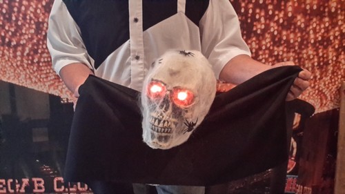 Ein schwebender totenkopf - ",
