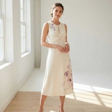 Ärmelloses weißes Kleid mit