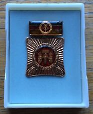 ? OSTALGIE KOLLEKTIV DER SOZIALISTISCHEN ARBEIT ? DDR ABZEICHEN in METALL ?