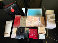Shiseido Set mit 20 Teilen: 18 Proben, 1 Reisegröße, Blotting-Paper, Sanduhr