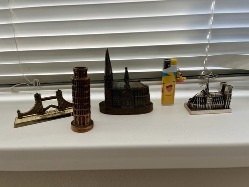 Lot metal souvenir - of,