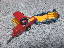 Britains Eckballenpresse mit Wagen