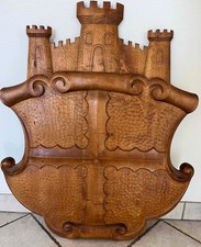 Riesiges Wappen der Stadt