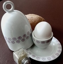 Zwei Eierbecher mit Haube von