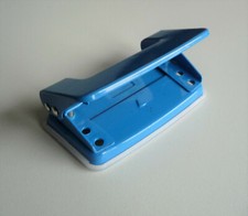 Locher 2-fach Lochung Metalllocher klein Metall blau 100g 10,5cm x 6cm x 5cm gut