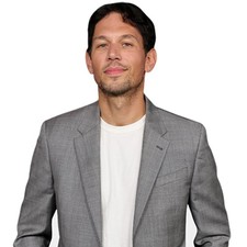 Sam Lansky (Grey Suit) Halber Körper Buddy Ausschnitt