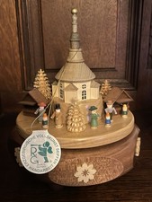 Spieldose Richard Glässer - Seiffener Weihnachtsmarkt und Kirche - H. 16cm