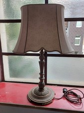 ALTE ELEKTRISCHE TISCHLAMPE  MIT HOLZFUSS mit Schirm Guter Zustand Elektrik ok