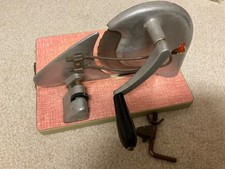 Alte Brotschneidemaschine mit