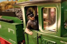 Spur G Figur Lokführer Reichsbahn aus dem Fenster gebeugt 1/24 1/22,5 bemalt