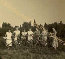 orig. Foto Frauen Fahrrad um